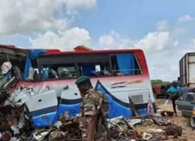 SUDAR KAMIONA I AUTOBUSA Najmanje 14 ljudi poginulo, 29 povrijeđeno