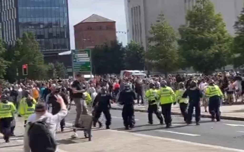 (VIDEO) HAOS NA ULICAMA VELIKE BRITANIJE SE NASTAVLJA Nekoliko policajaca povrijeđeno, četvrti dan nemira