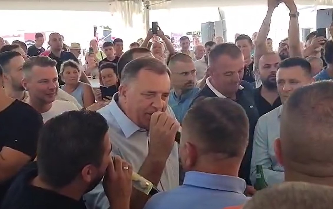 (VIDEO) ATMOSFERA DOVEDENA DO USIJANJA Dodik zapjevao poznati hit Baje Malog Knindže