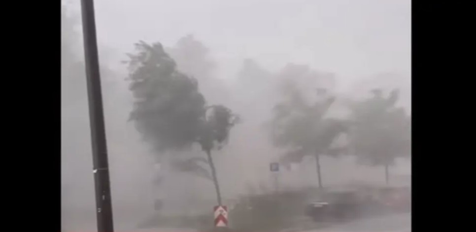 HAOS U NJEMAČKOJ Oborena stabla, bujica nosi automobile