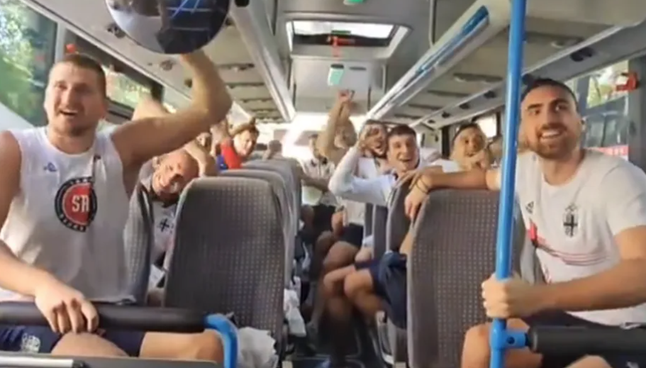 (VIDEO) PRIZORI ĆE VAS ODUŠEVITI Žurka košarkaša počela u autobusu: Kari's on fire