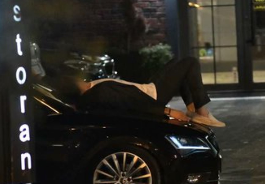 (FOTO) BRONZA SE I DALJE SLAVI Bogdanović izašao iz kafane, pa onda legao na automobil