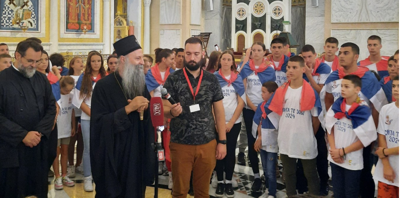 (FOTO) PATRIJARH PORFIRIJE UGOSTIO KLINCE IZ REPUBLIKE SRPSKE Mladi rukometaši i rukometašice obišli hram Svetog Save