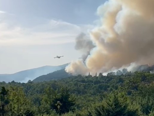 (VIDEO) ZAUSTAVLJEN SAOBRAĆAJ Voz izazvao požar kod Knina