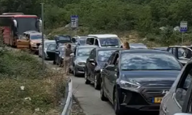 ČEKAMO DVA SATA Kolaps na granici BiH i Crne Gore