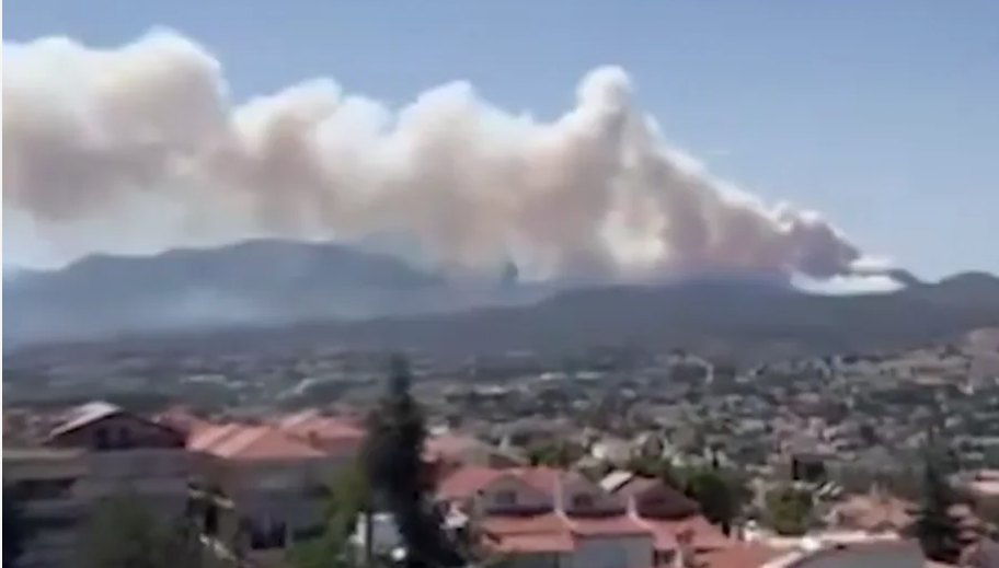 GRČKA SE BORI SA VATROM Gori kod Atine, stanovnicima naređena evakuacija