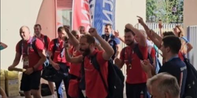 (VIDEO) SRBI GRME U OLIMPIJSKOM SELU! Stigli "Delfini" sa zlatom: Ne može nam niko ništa, jači smo od sudbine!
