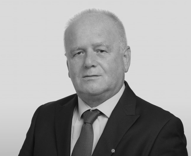 (FOTO) OVO JE DIREKTOR GIMNAZIJE KOJI JE UBIJEN U SANSKOM MOSTU Vukalić ušao u školu i ubio troje ljudi