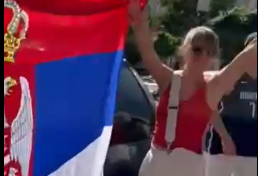 (VIDEO) "MAJSTORE, ŽELIM TI ŽIVU GLAVU NA RAMENIMA 100 GODINA" Motorista u srcu Banjaluke slavio zlato vaterpolista na način koji će vas šokirati