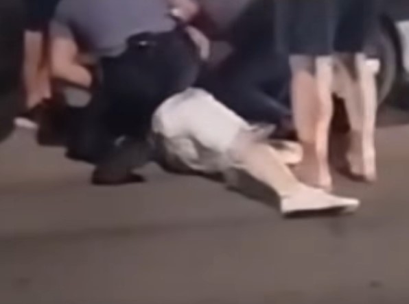 (VIDEO) SNIMAK HAPŠENJA U VISOKOM POSTAO VIRALAN Policajci oborili muškarca na pod, građani tvrde da "nije ništa uradio"