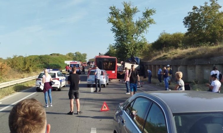 TEŠKA SAOBRAĆAJKA U sudaru kamiona i autobusa ima mrtvih i mnoštvo povrijeđenih