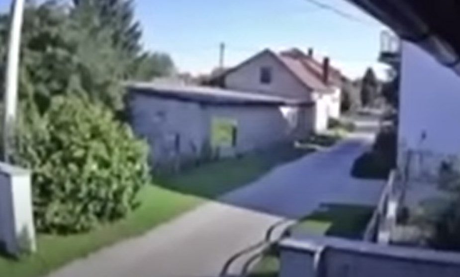(VIDEO) CIJELA KUĆA SE ZATRESLA Zabilježen trenutak jakog potresa koji je pogodio Hrvatsku
