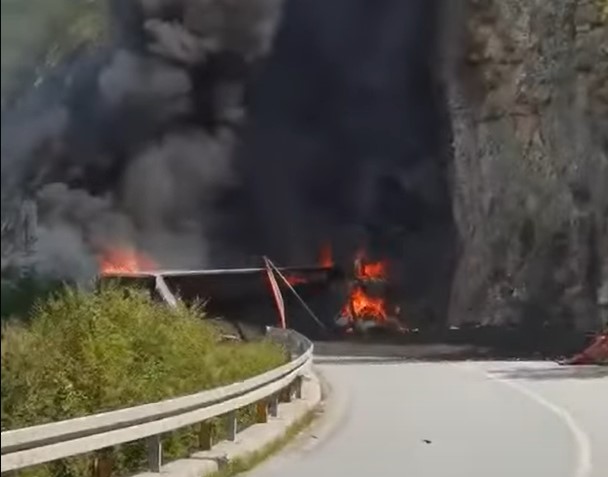 (VIDEO) STRAVIČNA SAOBRAĆAJKA NA BH. PUTEVIMA Kamion se prevrnuo i zapalio, vozač teže povrijeđen