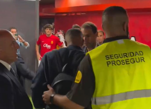 (VIDEO) MBAPE POKLONIO DRES NADALU Pogledajte reakciju španskog tenisera