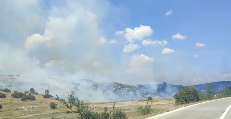 VATRA PRIJETI KUĆAMA Požar u selu Međuljići kod Gacka