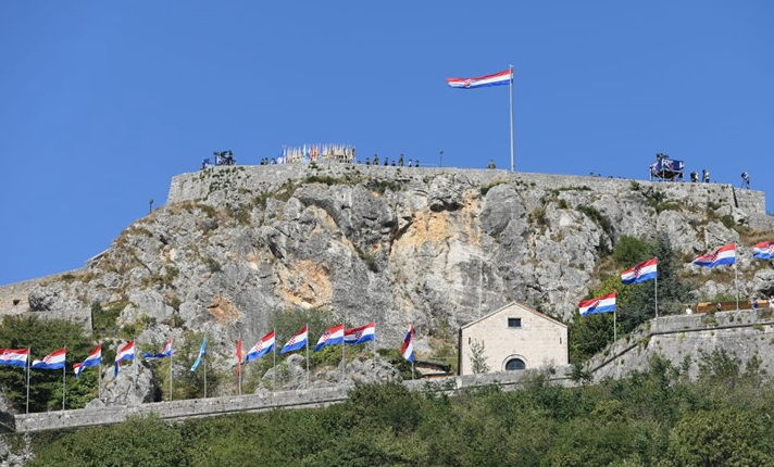 RAŠČINJEN ĐAKON ODAO POČAST HRVATSKIM SNAGAMA Nakon skandala u Hrvatskoj oglasila se SPC