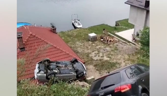 (VIDEO) TEŠKA SAOBRAĆAJKA NA BH. PUTEVIMA Dva automobila sletjela u provaliju, jedan završio na krovu vikendice