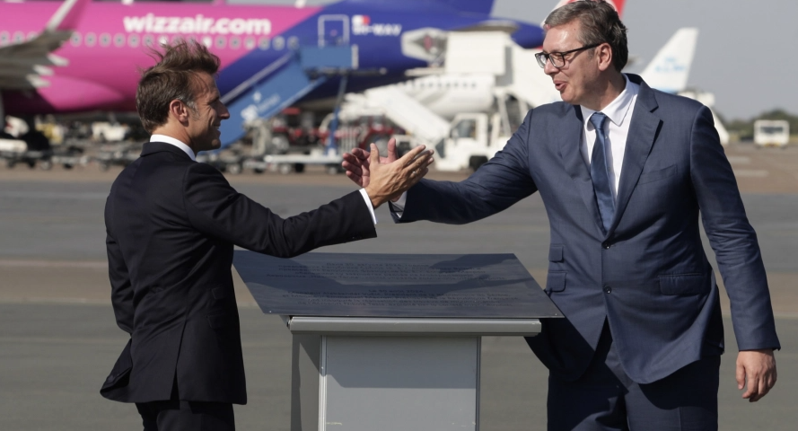 PREDSJEDNIK FRANCUSKE ZAVRŠIO DVODNEVNU POSJETU Vučić i Makron otkrili ploču na Aerodromu "Nikola Tesla"