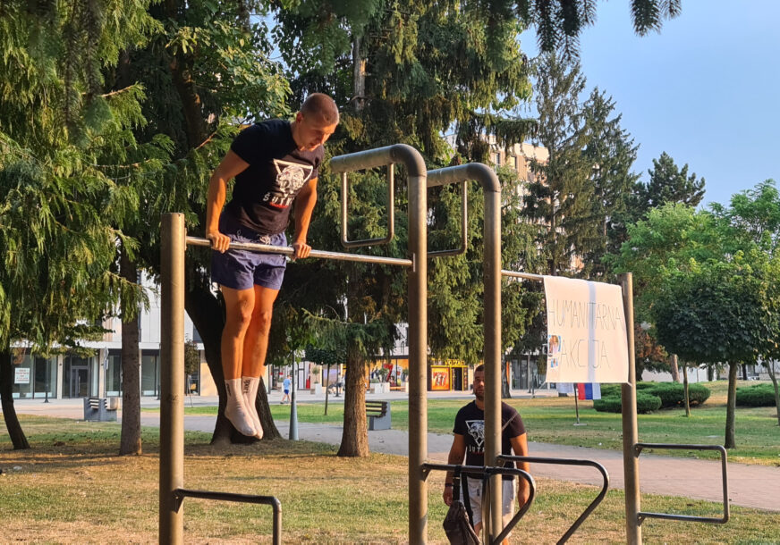 (FOTO) AKTIVIRAN I HUMANITARNI BROJ Aleksandar za pomoć u liječenju Nemanji Đukiću (21) izvodi 200 ruskih zgibova
