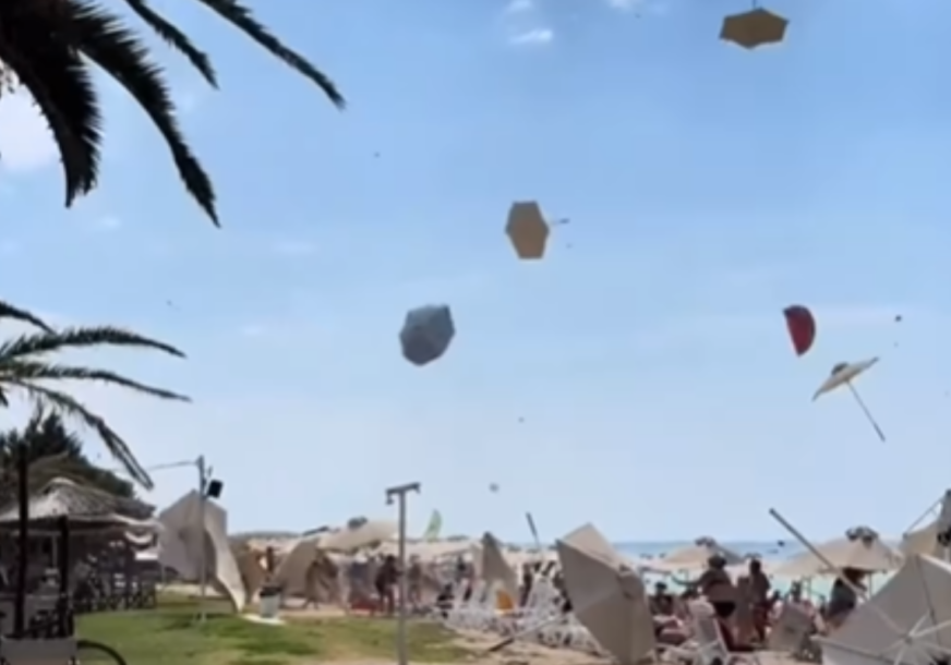 (VIDEO) TURISTI U PANICI Vrtlog podigao, pa razbacao suncobrane po plaži