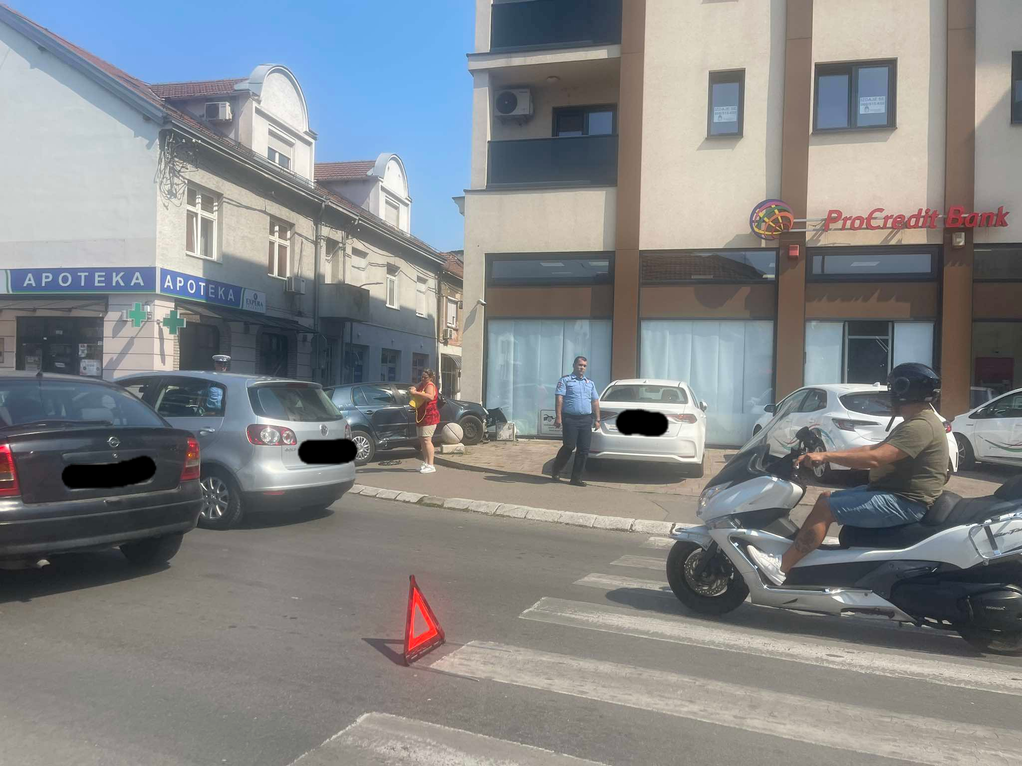 (FOTO) SAOBRAĆAJKA U BANJALUCI Automobil udario u zgradu