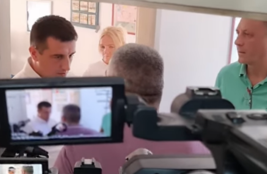 (VIDEO) DRAMA U BANJALUČKIM VRTIĆIMA Sindikalci upali u direktorovu kancelariju, on ih izbacio, evo šta je u pozadini
