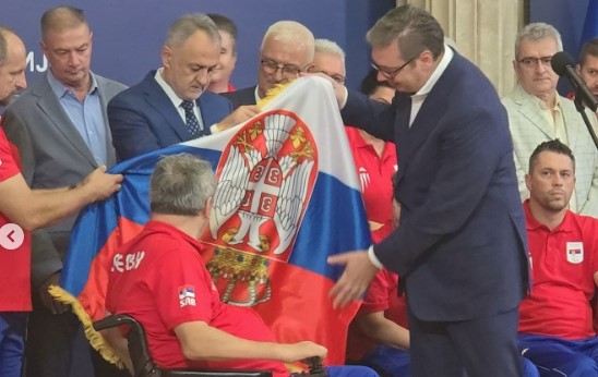 (FOTO) "VI STE NAŠI HEROJI" Vučić uručio paraolimpijcima zastavu Srbije