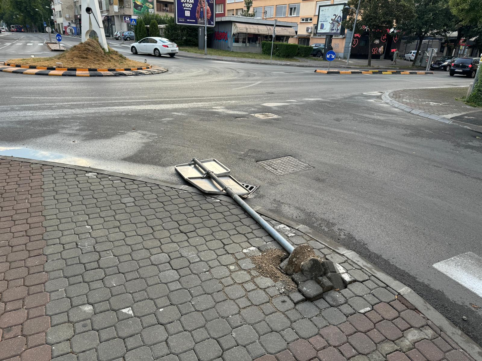 (FOTO/VIDEO) JAK VJETAR IŠČUPAO ZNAK I OBORIO GRANU Prolom oblaka u Banjaluci nakon vrelog dana, nevrijeme napravilo haos