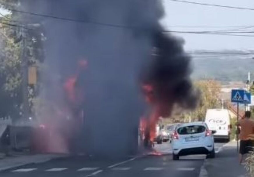 ZAPALIO SE GRADSKI AUTOBUS Plamen guta vozilo, crni dim kulja na sve strane