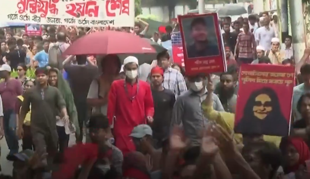 PREMIJERKA POBJEGLA IZ ZEMLJE Haos u Bangladešu: Demonstranti upali u zvaničnu rezidenciju u Daki