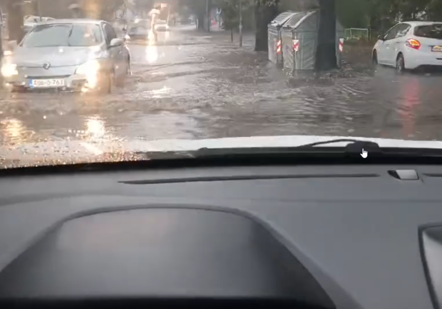 BROJNE ULICE POD VODOM, IZBIJENI ŠAHTOVI Kiša napravila haos u Banjaluci, problemi u saobraćaju