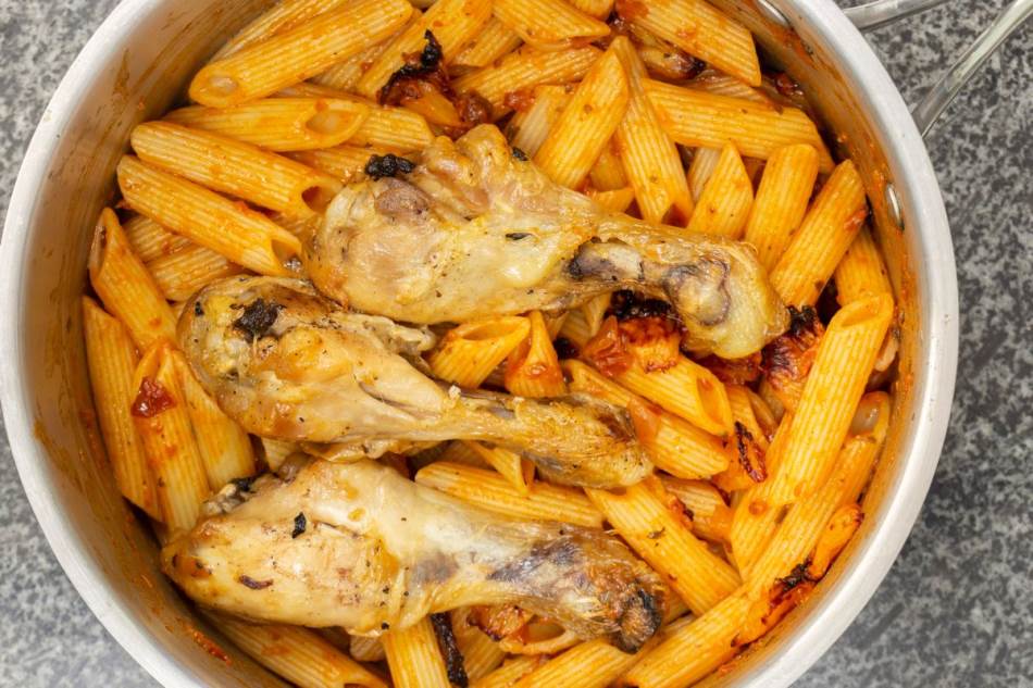PRIJEDLOG ZA RUČAK Aromatični pileći bataci sa tjesteninom