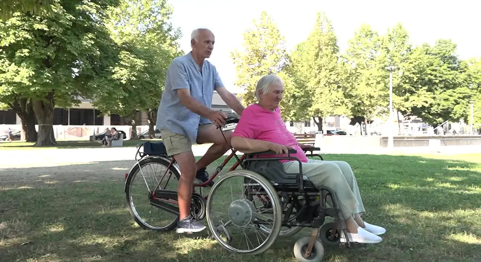 NJIH NIŠTA NE MOŽE DA RASTAVI, NI POGIBIJA SINA, NI LJILJANINA BOLEST! Patent Dobojlije iznikao iz ljubavi: Bicikl i invalidska kolica