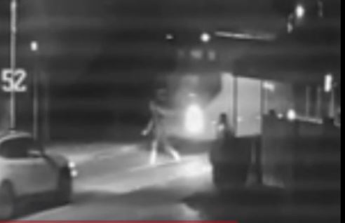 (FOTO) LEŽAO U LOKVI KRVI Prve fotografije jezive nesreće u Čelincu, pješak podletio pod autobus