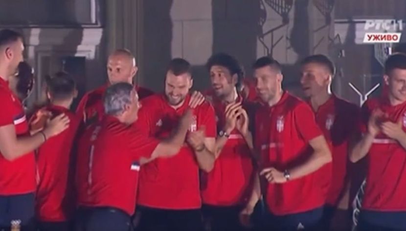 (VIDEO) SPEKTAKL NA BALKONU Selektor Pešić dirigovao "horom", igrači i hiljade navijača mu pjevali i skandirali!