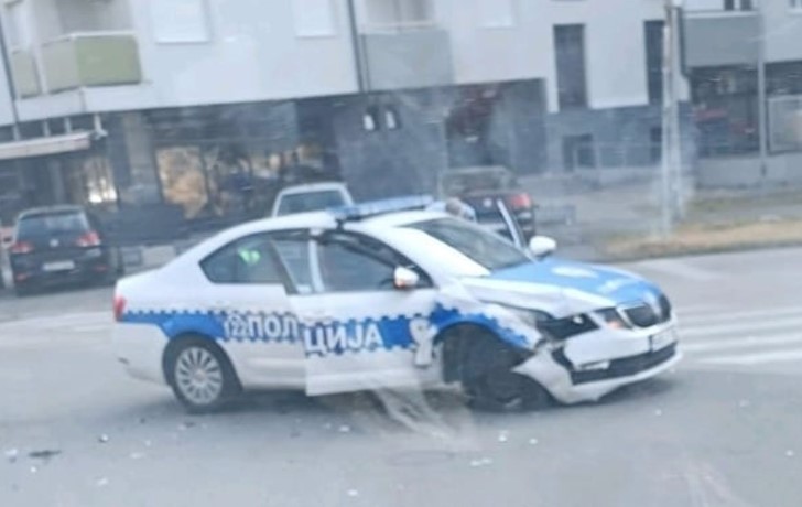 POLICAJAC POVRIJEĐEN U SUDARU Vozač "volva" u Doboju udario u policijski automobil