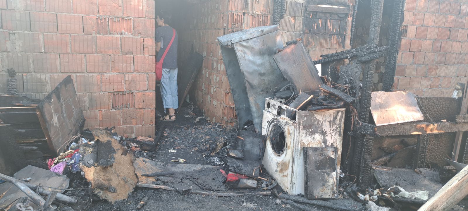 (FOTO) NIJE IM BILO SPASA Ovo je porodica koja je stradala u požaru u Novom Sadu: Mališani od 2, 4, 5 i 7 godina i njihovi roditelji se ugušili od dima