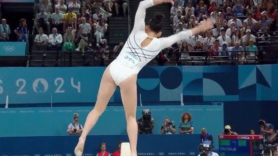 OLIMPIJADA U PARIZU Pad s grede pogledalo 46 miliona ljudi: Gimnastičarka postala hit na internetu