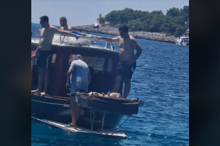 (VIDEO) "KAKVA UŽIVANCIJA" Muškarci pekli jagnje dok su krstarili Jadranom