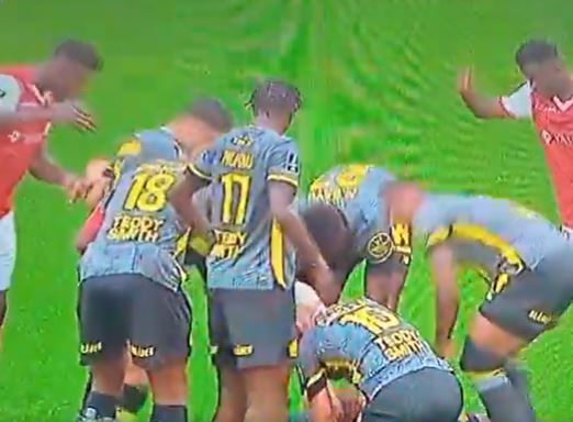 (VIDEO) UŽASNA SCENA U FRANCUSKOJ Nakon sudara sa rivalom fudbaler ostao nepomično da leži na terenu