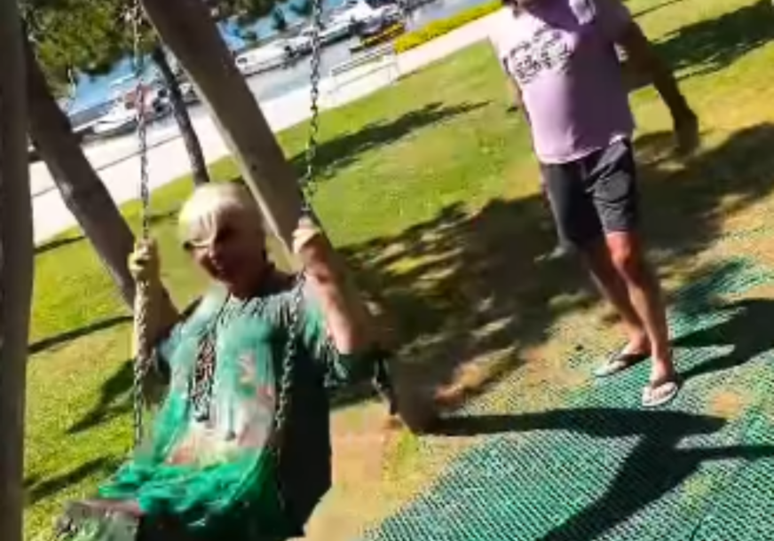 (VIDEO) SNIMAK ĆE VAS NASMIJATI DO SUZA Sejo Sexon zapjevao Hanki Paldum dok je ljuljao na ljuljaški na moru