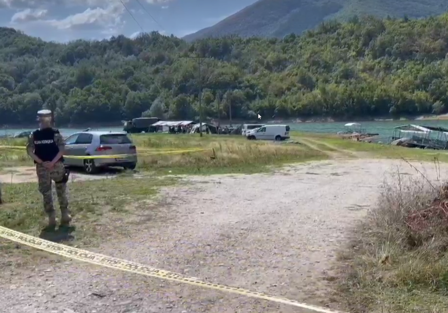 NALOŽENO POSTAVLJANJE BARIJERA U helikopteru koji je pao u jezero nalazi se 400 litara goriva