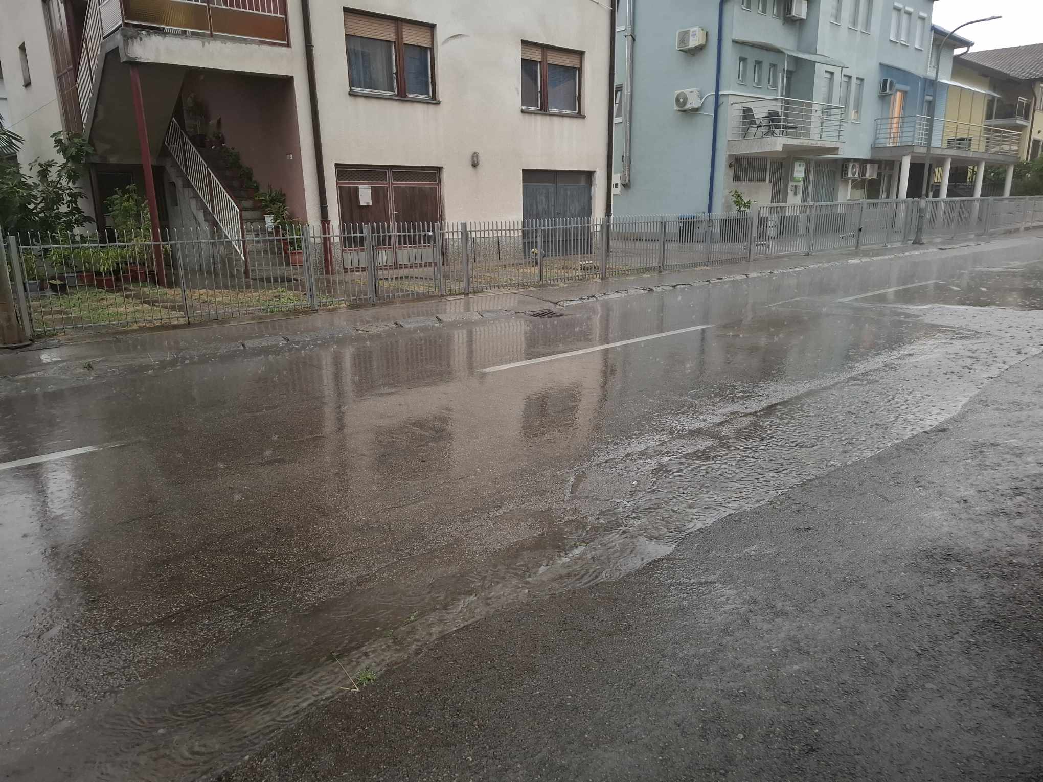 (FOTO/VIDEO) STIGLO OSVJEŽENJE U BANJALUKU Skoro cijela BiH je na udaru nevremena: Pogledajte kretanje oblaka