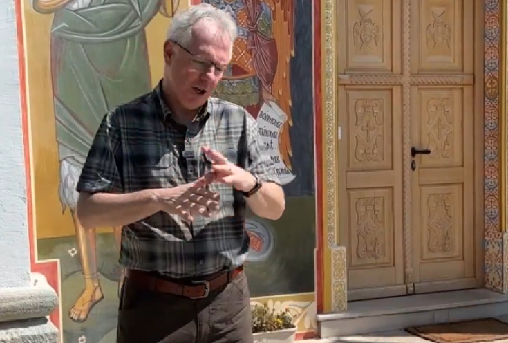 (VIDEO) MONASI GA TOPLO DOČEKALI, POPILA SE I DOMAĆA RAKIJA Majkl Marfi oduševljen ljepotama manastira Dobrun