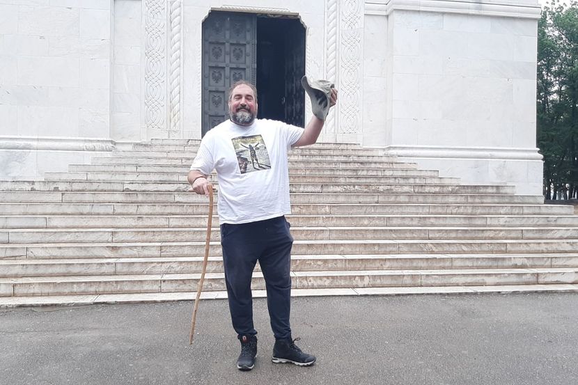 HUMAN PODVIG SRPSKOG GLUMCA Mikica na Ilindan krenuo na hodočašće: Put je dug 600 km i ima tri velika cilja