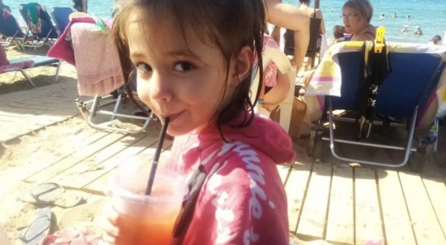 (FOTO) DJEVOJČICA NESTALA NA GRČKOJ PLAŽI Svi koji je vide mole se da hitno jave policiji