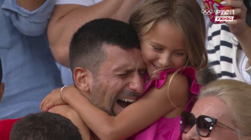 NAJEMOTIVNIJA FOTOGRAFIJA! Novak Đoković plače u zagrljaju svoje kćerkice Tare nakon što je osvojio olimpijsko zlato