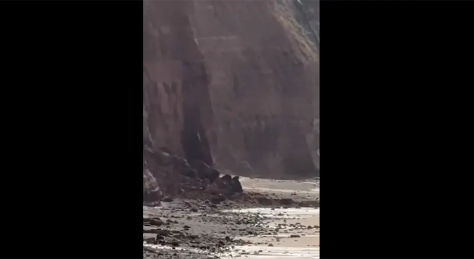 (VIDEO) SCENE KAO IZ HOROR FILMOVA Litice na poznatoj plaži se ponovo srušile: Čula se eksplozija i zavladala je ogromna panika