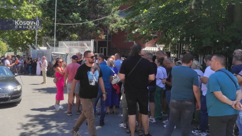 (VIDEO) SRBI SE OKUPLJAJU ISPRED STANICE Oglasila se Kancelarija za KiM nakon hapšenja: Kurti pokazuje da je do srži ogrezao u mržnji prema Srbima
