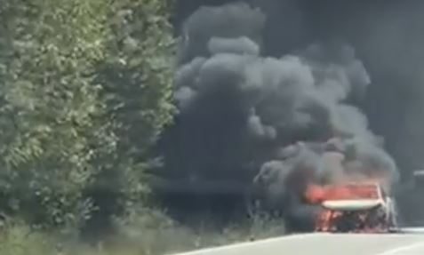 AUTOMOBIL POTPUNO IZGORIO Drama na putu kod Kladnja: Zapalio se tokom vožnje